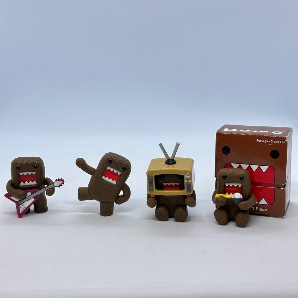 Set/4 Domo Kun Collectible Figures Guitar Chopstix TV Head & Dancing 2008 Jakks